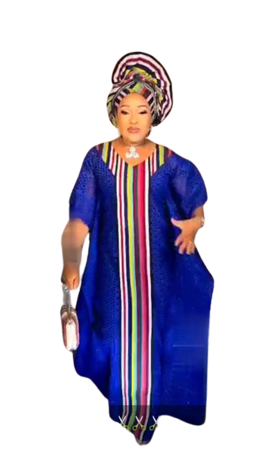 ÆDELIGE DAMER ASO-OKE OG TØR BLONDE BOUBOU DESIGNET KJOLE.